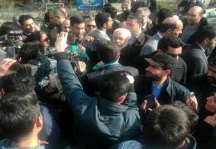 مردم محکم پشت انقلاب ایستاده‌ و از جمهوری اسلامی حمایت می‌کنند