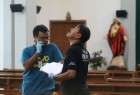 La police indonésienne maîtrise un homme attaquant une église