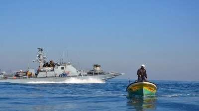 العدو الصهيوني يستهدف الصيادين الفلسطينيين في بحر غزة