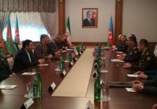 وزيرا الدفاع الايراني والاذربيجاني يبحثان التعاون العسكري وقضايا المنطقة