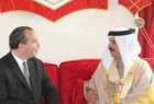 حاخام صهيوني يشكر ملك البحرين من داخل قصره بالمنامة!