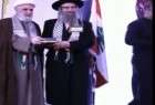 رئيس منظمة ناتوري كارتا الحاخام اليهودي الرابي يزرائيل دايفيد وايز يقدّم هدية رمزية لامين عام حزب الله السيد حسن نصرالله