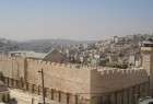 مستوطنون صهاينة يعتدون على جدران الحرم الإبراهيمي