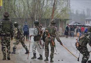 کشمیر میں دو فوجی مارے گئے/ مظاہرین کی فوج سے جھڑپیں جاری