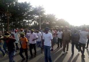 ​اختصاصی؛ تداوم تظاهرات مردم ابوجا در اعتراض به ادامه بازداشت غیرقانونی شیخ زکزاکی / خشونت پلیس نیجریه علیه تظاهرکنندگان + عکس
