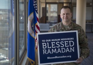 ​نصب پلاکاردهای «رمضان مبارک» در کلیساها و اماکن مختلف آمریکا