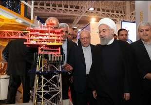 روحاني يتفقد معرض النفط والغاز والبتروكيماويات الدولي