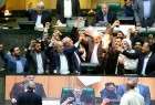 Nucléaire: des députés iraniens ont brûlé le drapeau américain au Parlement