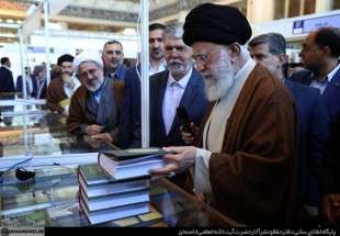 قائد الثورة الاسلامية يتفقد معرض الكتاب الدولي في العاصمة طهران