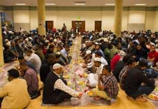 انگلینڈ میں مختلف مذاہب والوں کے لیے افطاری کے انتظام
