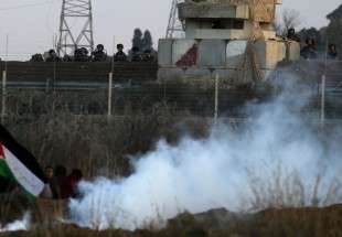 شبان يحرقون موقعاً عسكرياً والاحتلال ينشر قناصته شرق المغازي