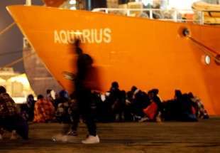 وصول اوائل المهاجرين على متن السفينة "اكواريوس" الى مرفأ فالنسيا الاسباني