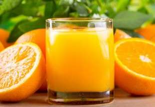دراسة: شرب عصير البرتقال يوميا يخفض خطر الإصابة بمرض شائع