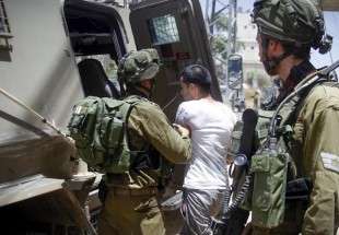 العدو الاسرائيلي يعتقل شابا فلسطينيا من القدس المحتلة