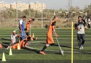 فلسطينيون بترت أطرافهم الاعتداءاتُ الإسرائيلية يشكلون أول فريق لكرة القدم في غزة