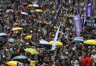 المئات يتظاهرون في هونغ كونغ ضد توجه لحظر حزب مؤيد للاستقلال