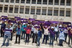 نشطاء لبنانيون يتظاهرون أمام المصرف المركزي احتجاجا على أزمة القروض السكنية