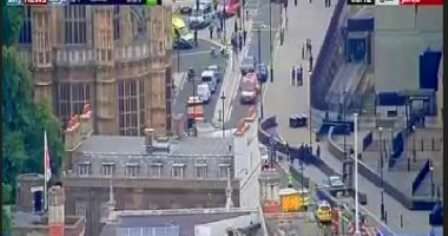 شرطة بريطانيا تغلق محطة مترو قرب البرلمان بعد اصطدام سيارة بحاجز أمنى