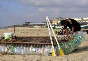 فلسطين.. صياد يتحدى الظروف ويصنع قاربا من 700 عبوة بلاستيكية!