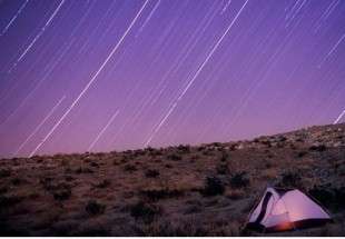شباب ايرانيون يقيمون مخيمات فلكية لرصد النجوم وسط الصحراء