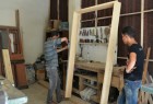 Les menuisiers de la Ghouta dépoussièrent leurs ateliers après la libération de leur région