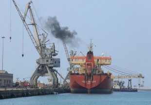 قوى العدوان السعودي تحتجز سفينة مشتقات نفطية قبالة ميناء الحديدة