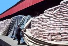 هزاران تن برنج، نخ و کاغذ احتکار شده، روانه بازار شد