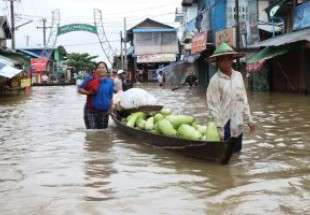 مياه الفيضانات تغمر أحد السدود وسط ميانمار وتغرق بلدة وقريتين‎