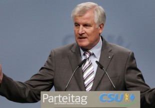 وزير الداخلية: قضية الهجرة وراء مشاكل ألمانيا السياسية