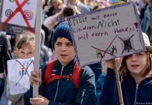احتجاج غريب لأطفال ألمان على انشغال آبائهم بالهواتف