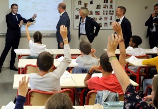وزير التعليم الفرنسي يعد بتعزيز تعليم اللغة العربية
