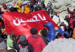 رفع راية مرقد الامام الحسين (ع) في اعلى قمة جبلية في ايران