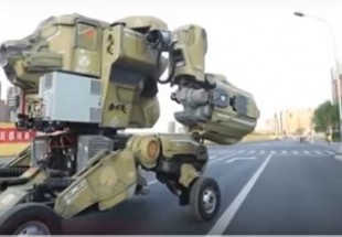 "روبوت" عملاق يجوب شوارع الصين.. والشرطة توقفه