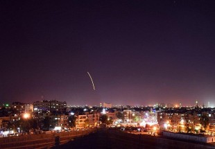 حمله موشکی رژیم صهیونیستی به حومه فرودگاه دمشق و واکنش پدافندی سوریه