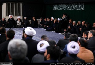 قائد الثورة يحضر مراسم العزاء الحسيني في حسينية الامام الخميني