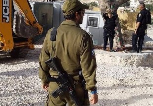 العدو الاسرائيلي يهدم منزلا فلسطينيا شمال غرب رام الله المحتلة