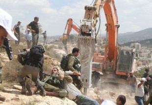 الفلسطينيون يتصدون لمحاولات مستوطنين صهاينة الاستيلاء على أرض في "الشيخ جراح"