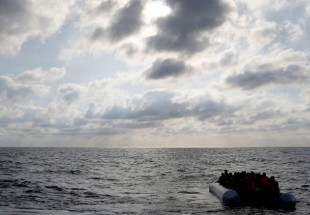 البحرية اللبنانية تنقذ  عشرات اللاجئين السوريين من الغرق