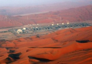 السعودية تزيد إنتاج النفط وتخشى زيادة المعروض الأمريكي العام القادم
