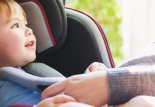 أخطاء ترتكبينها بالسيارة قد تهدد صحة طفلك