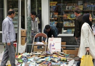 ​کشف یک انبار کتاب قاچاق در محدوده خیابان انقلاب