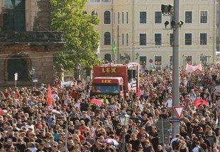 جرمنی میں  نسل پرست تنظیم کے خلاف شدید احتجاجی مظاہرہ