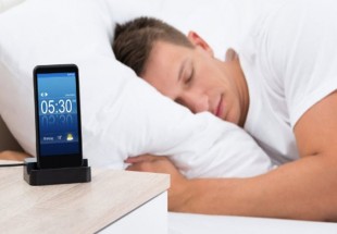 هل النوم قرب الهاتف مضر للصحة؟