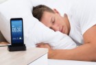 هل النوم قرب الهاتف مضر للصحة؟