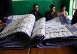 Afghanistan: un kamikaze vise du personnel électoral