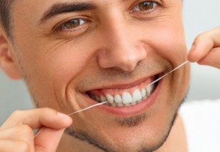 خيط الأسنان ضروري لنظافتها.. متى تستخدمه؟