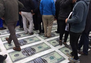 دلارهای آمریکایی زیر پای مردم/ حضور دانشجویان خارجی در مراسم روز ملی مبارزه با استکبار + تصاویر