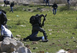 اعتقالات واصابات خلال قمع الاحتلال للمصلين غرب رام الله