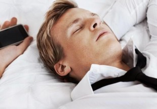 مركز أميركي يرصد مخاطر النوم قرب الهاتف
