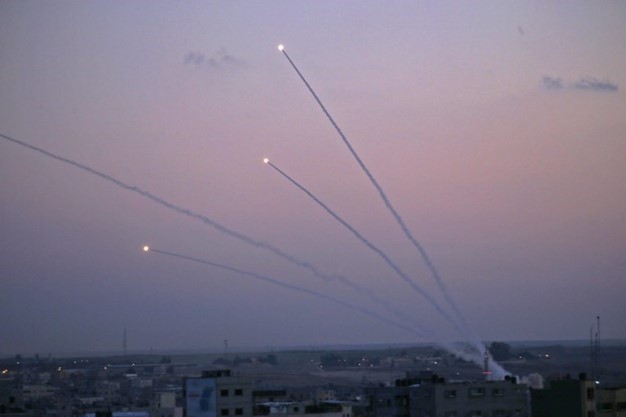 غزة ترد على جريمة الاحتلال...عشرات الصواريخ تستهدف المستوطنات الإسرائيلية